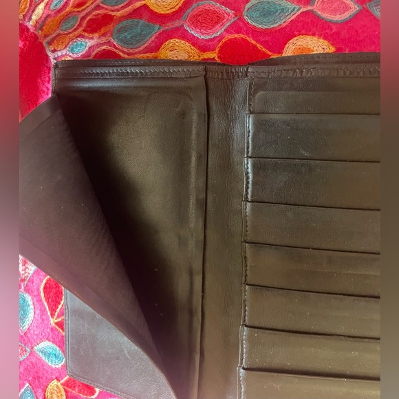 Chanel lamb skin caviar leather black wallet. Approximately 7 x 4“. GUC. - Picture 9 of 11